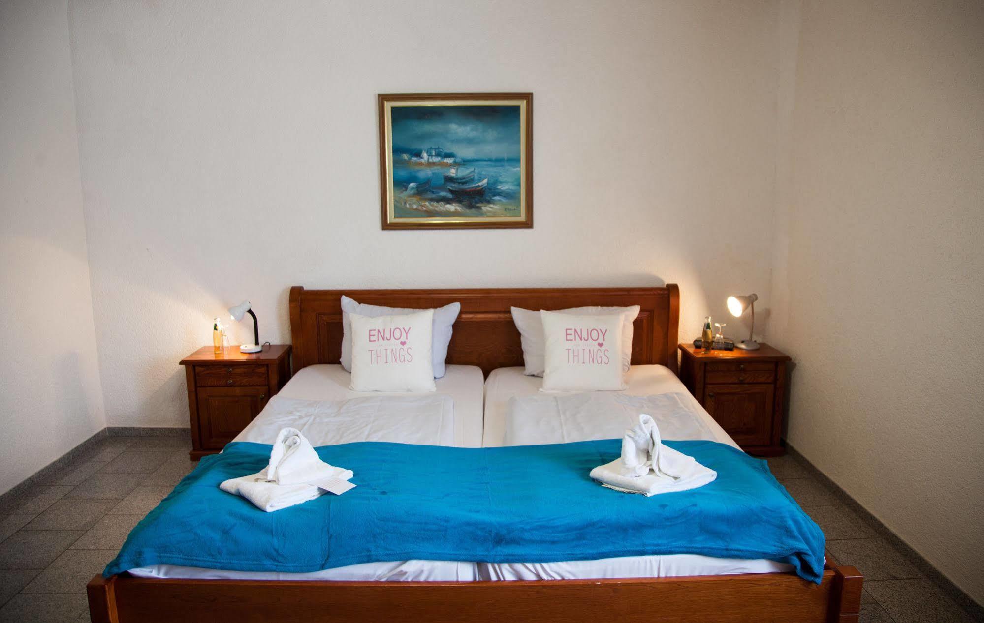 Hotel Atlantis รัมชไตน์ มีเซินบาค ภายนอก รูปภาพ
