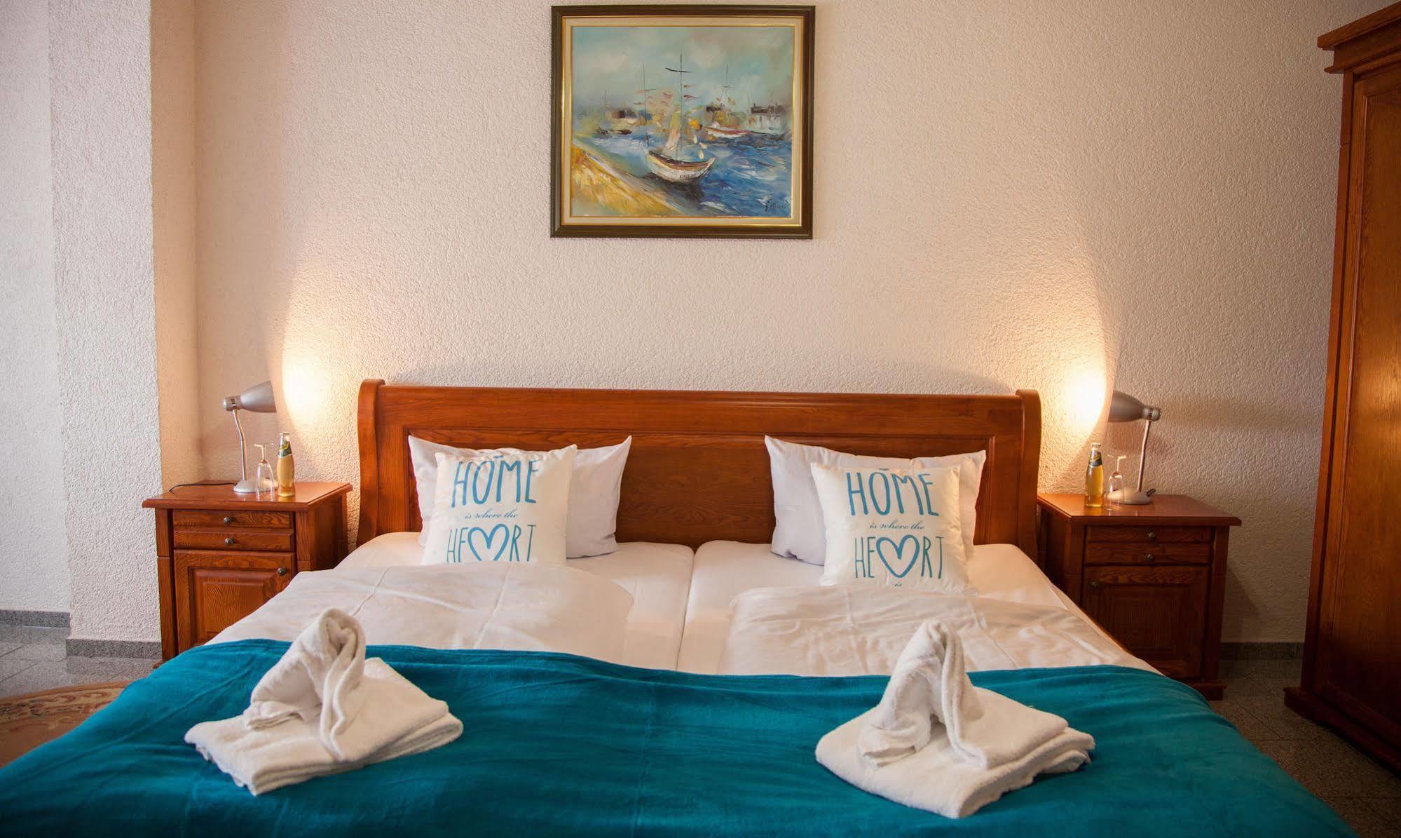 Hotel Atlantis รัมชไตน์ มีเซินบาค ภายนอก รูปภาพ